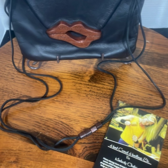 Padhuk Wood & Black Leather Kimberly Chalos Hand Carved Lip Clip Waist Purse - Picture 6 of 7